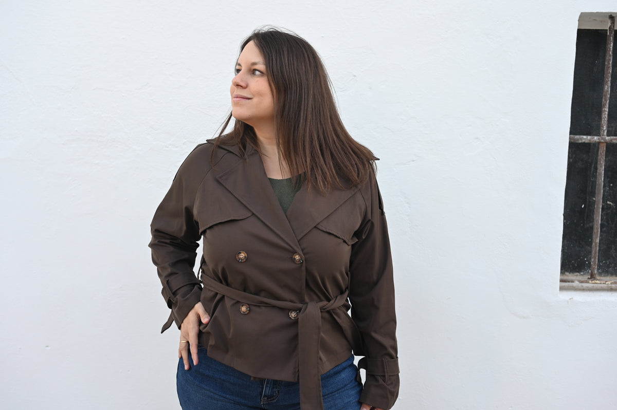 Trench fluida con cinturón marron