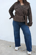 Trench fluida con cinturón marron