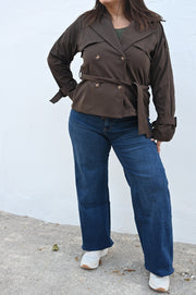 Trench fluida con cinturón marron