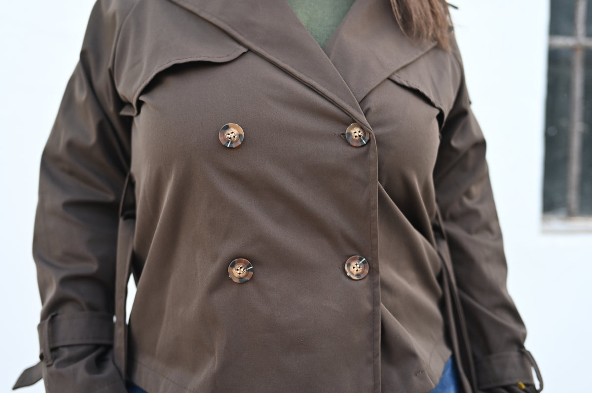 Trench fluida con cinturón marron