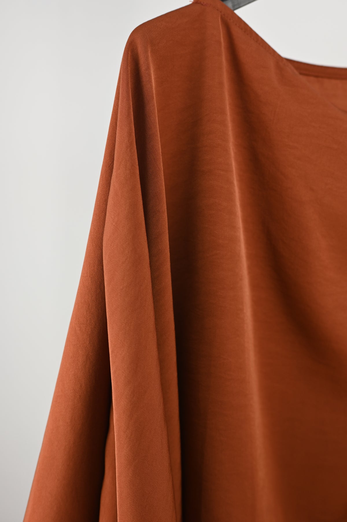Blusa Satinada Manga Murciélago