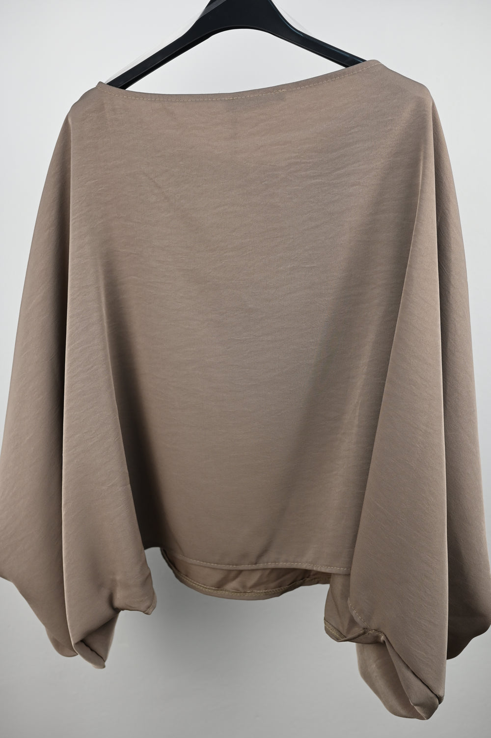 Blusa Satinada Manga Murciélago