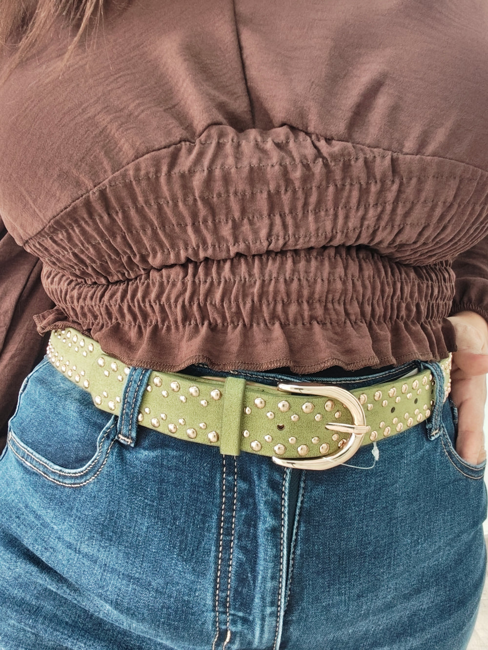 Cinturón efecto ante con tachuelas redondas y hebilla dorad
