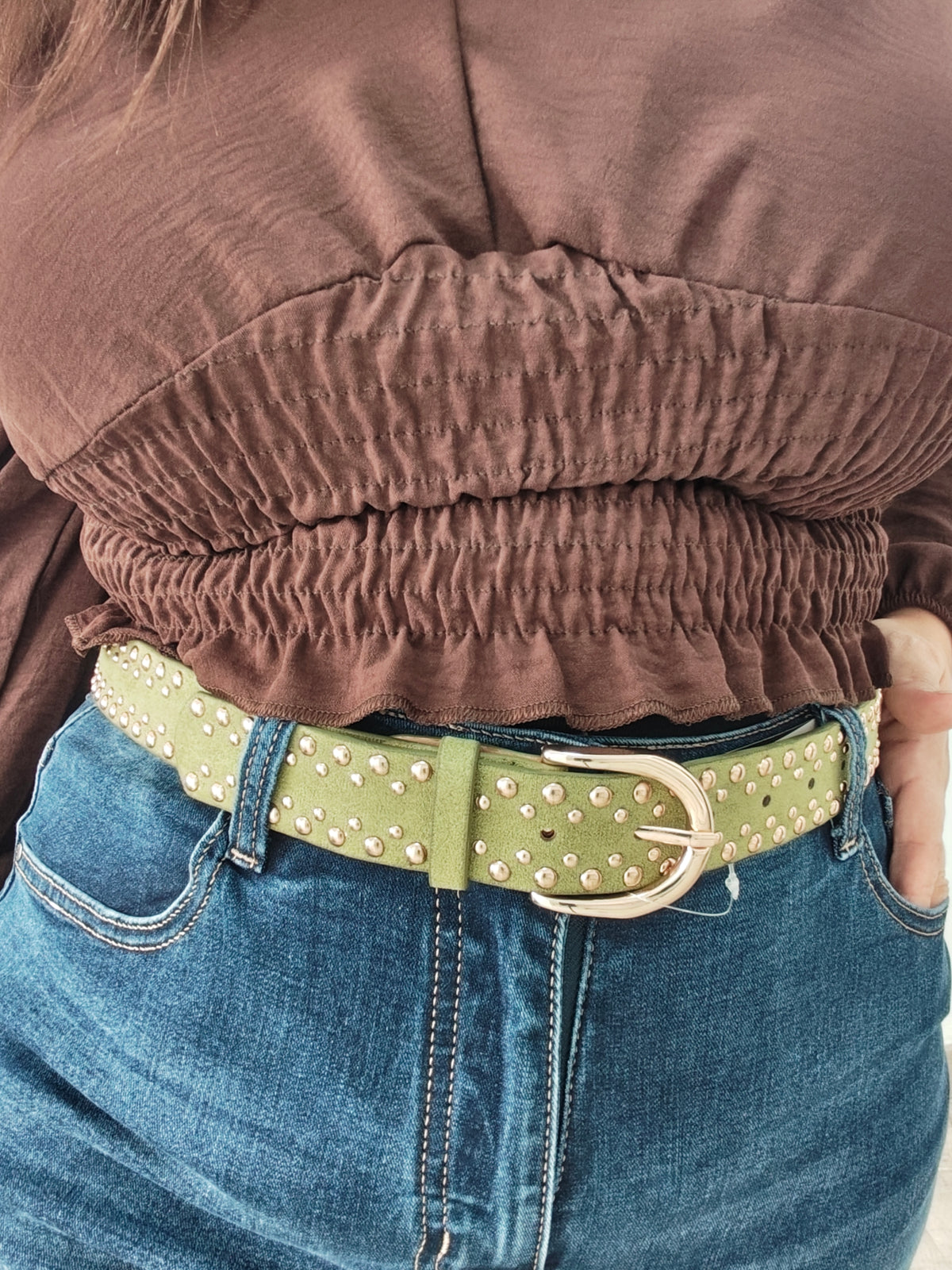 Cinturón efecto ante con tachuelas redondas y hebilla dorad