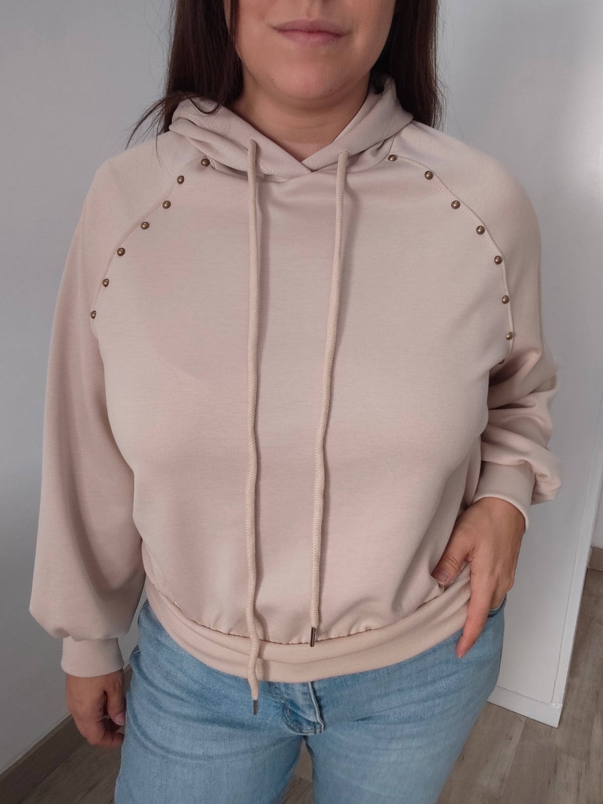 Sudadera con capucha y tachuelas doradas