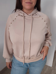 Sudadera con capucha y tachuelas doradas
