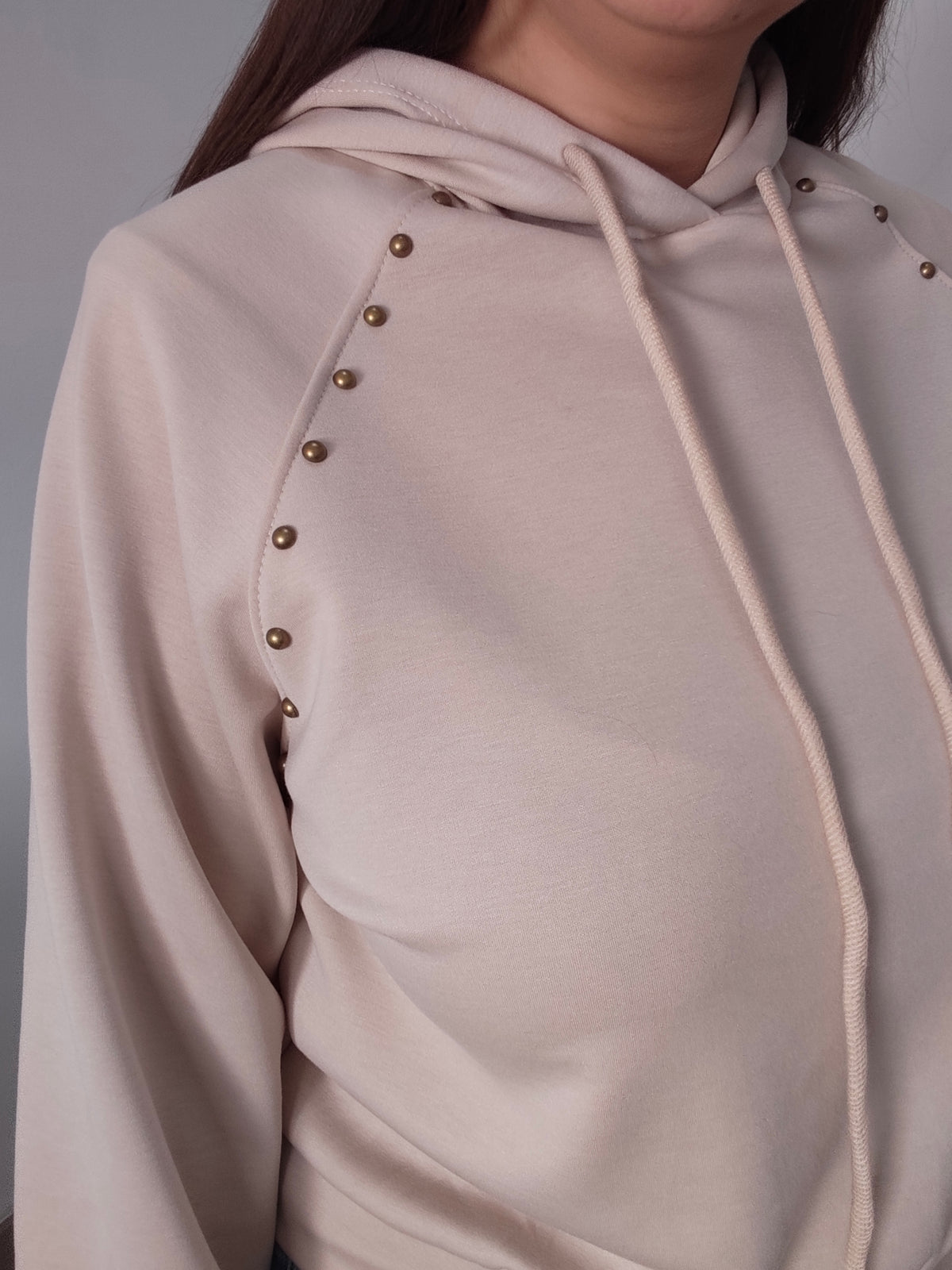 Sudadera con capucha y tachuelas doradas