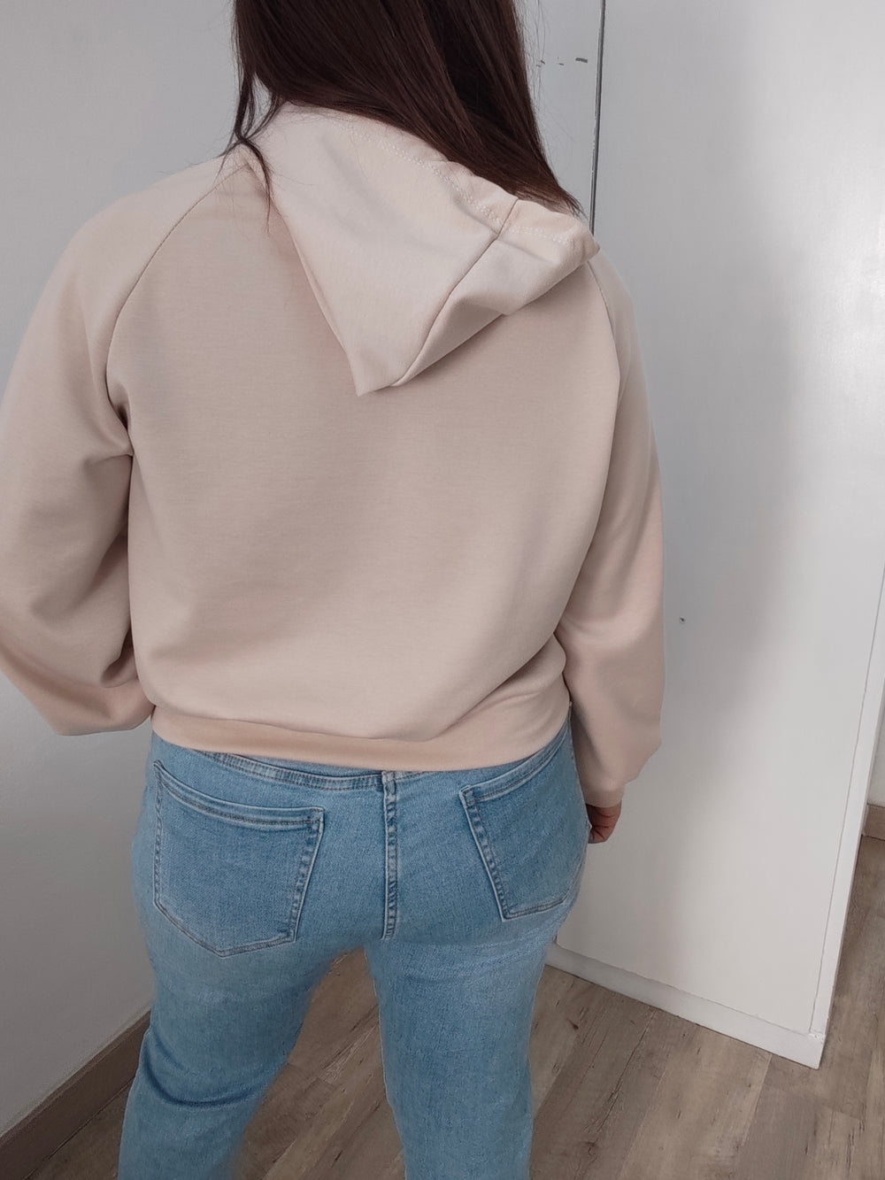 Sudadera con capucha y tachuelas doradas
