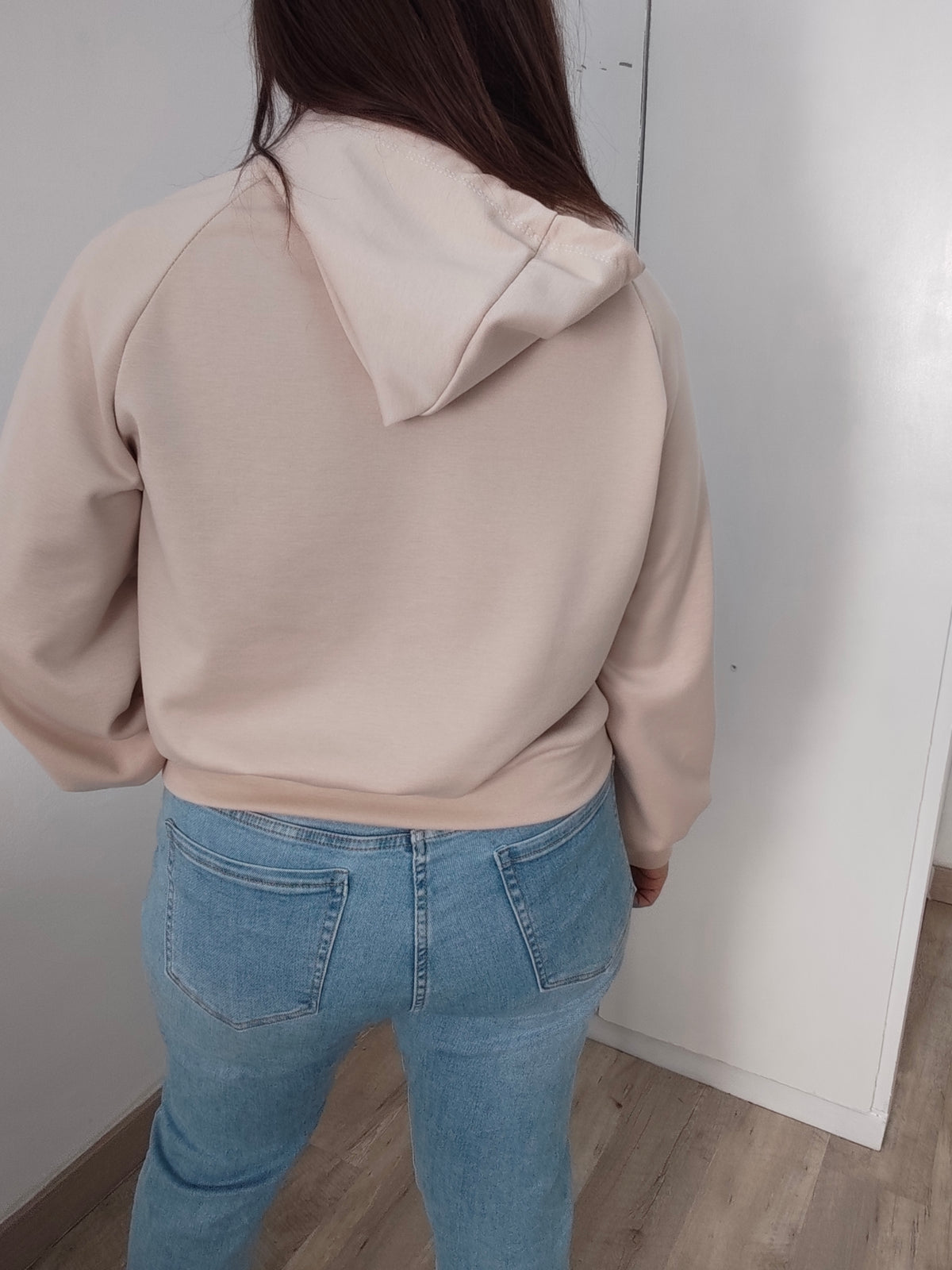 Sudadera con capucha y tachuelas doradas
