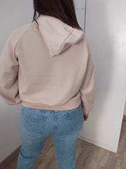 Sudadera con capucha y tachuelas doradas
