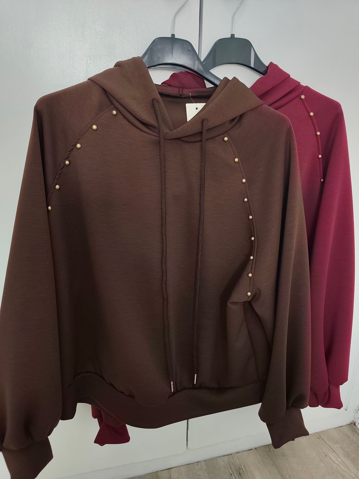 Sudadera con capucha y tachuelas doradas