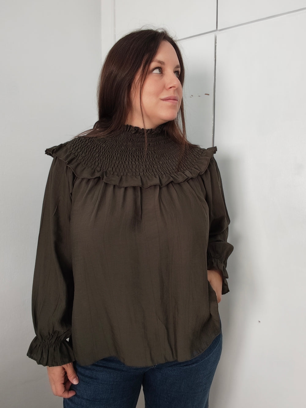Blusa fluida con cuello fruncido y volantes