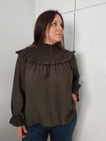 Blusa fluida con cuello fruncido y volantes