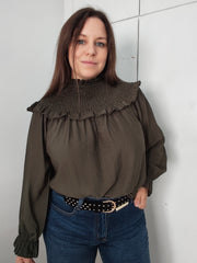 Blusa fluida con cuello fruncido y volantes