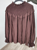 Blusa fluida con cuello fruncido y volantes