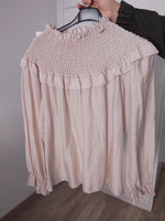 Blusa fluida con cuello fruncido y volantes