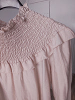 Blusa fluida con cuello fruncido y volantes