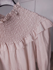 Blusa fluida con cuello fruncido y volantes