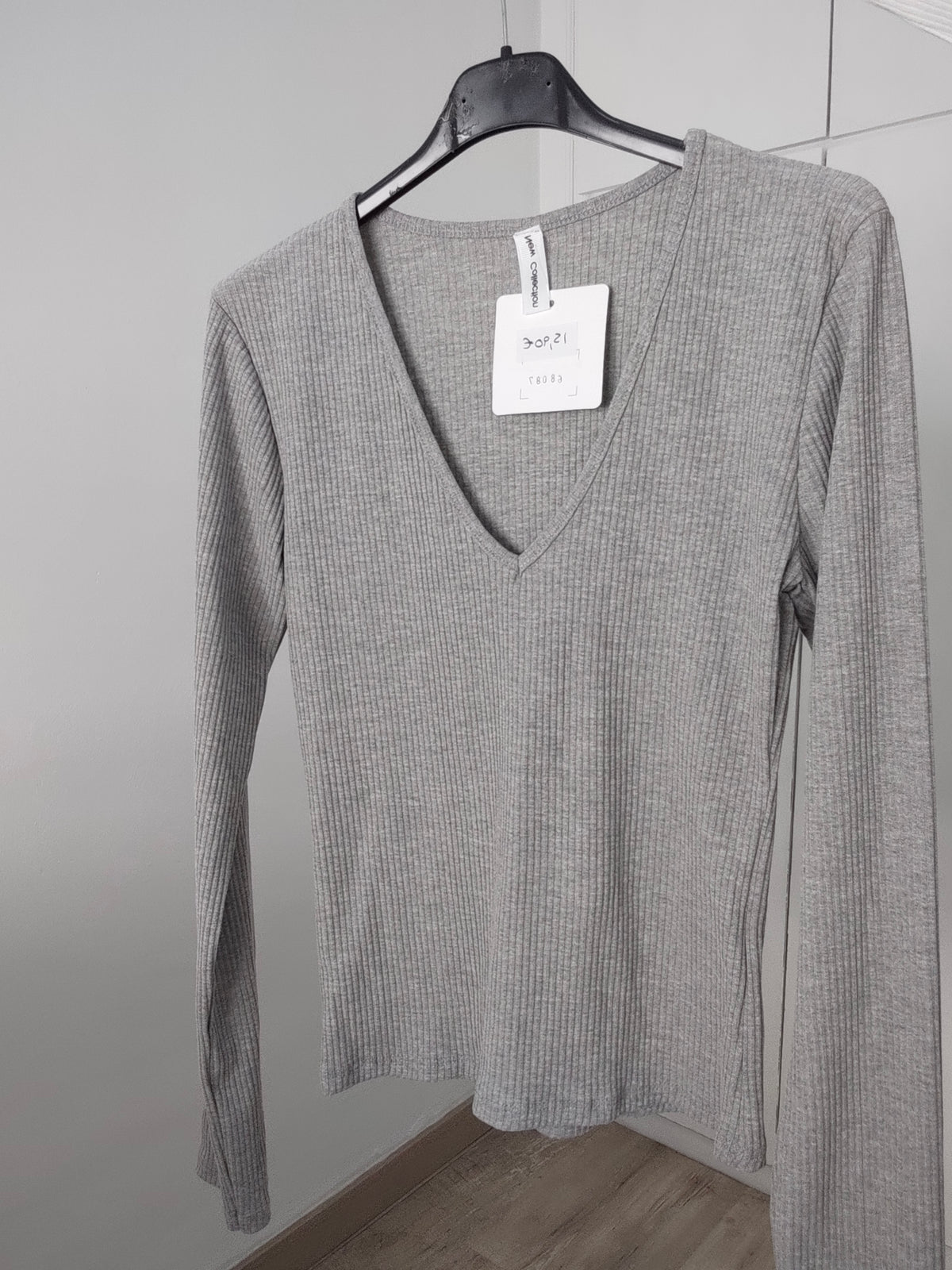 Camiseta de canalé con escote en V y manga larga