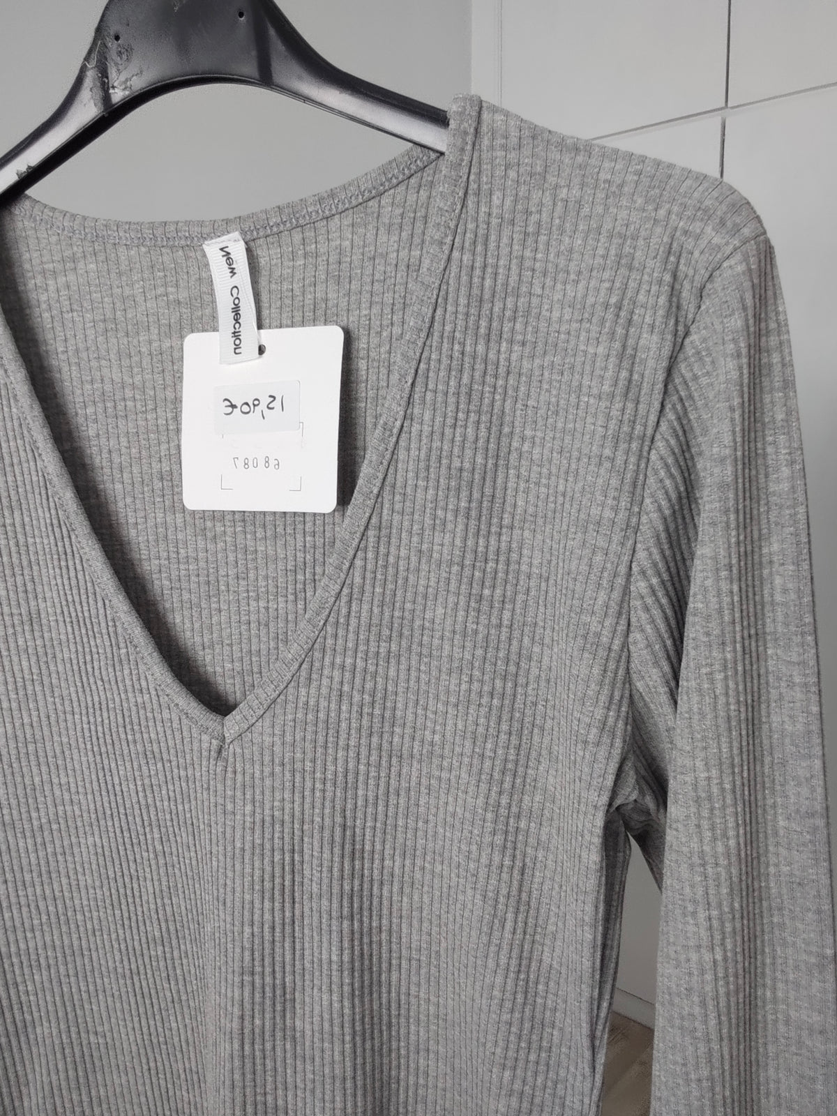Camiseta de canalé con escote en V y manga larga