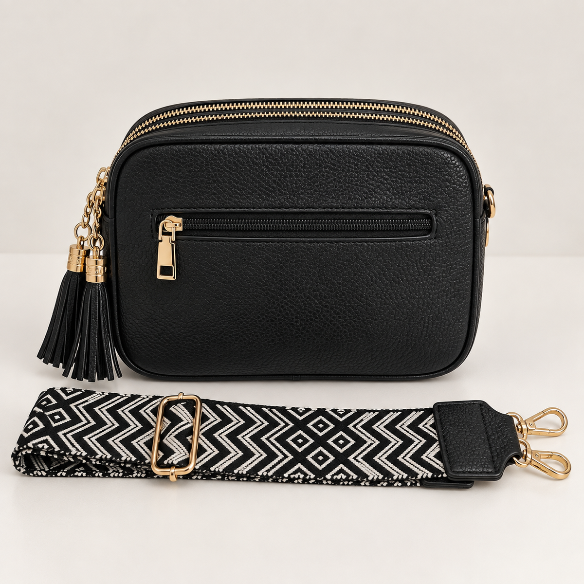 Bolso Bandolera Negro con Correa Estampada