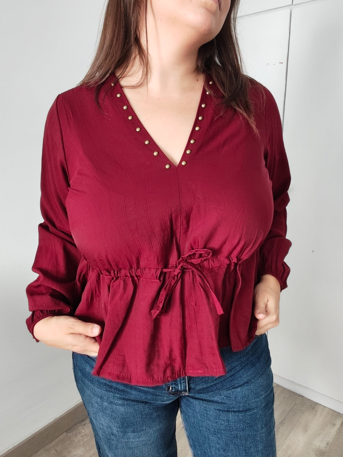 Blusa con cintura ajustable y cuello escote con tachuelas