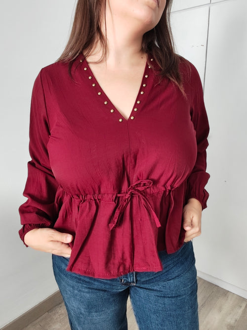 Blusa con cintura ajustable y cuello escote con tachuelas