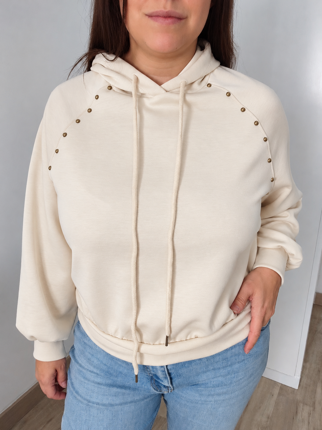 Sudadera con capucha y tachuelas doradas