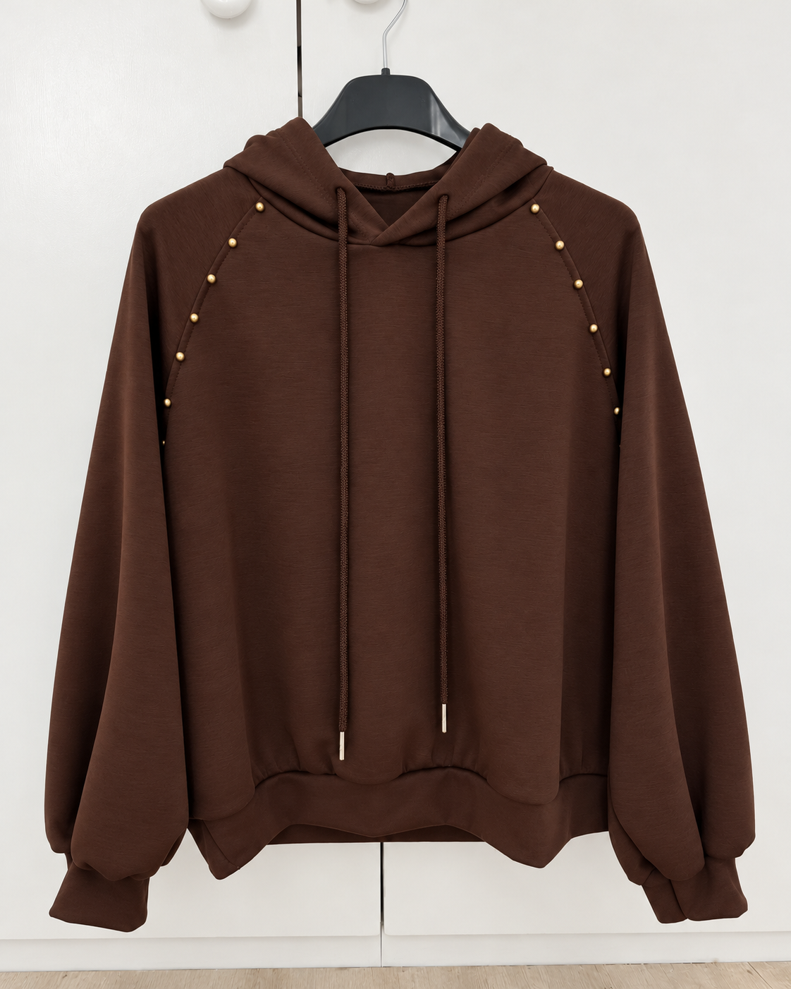 Sudadera con capucha y tachuelas doradas