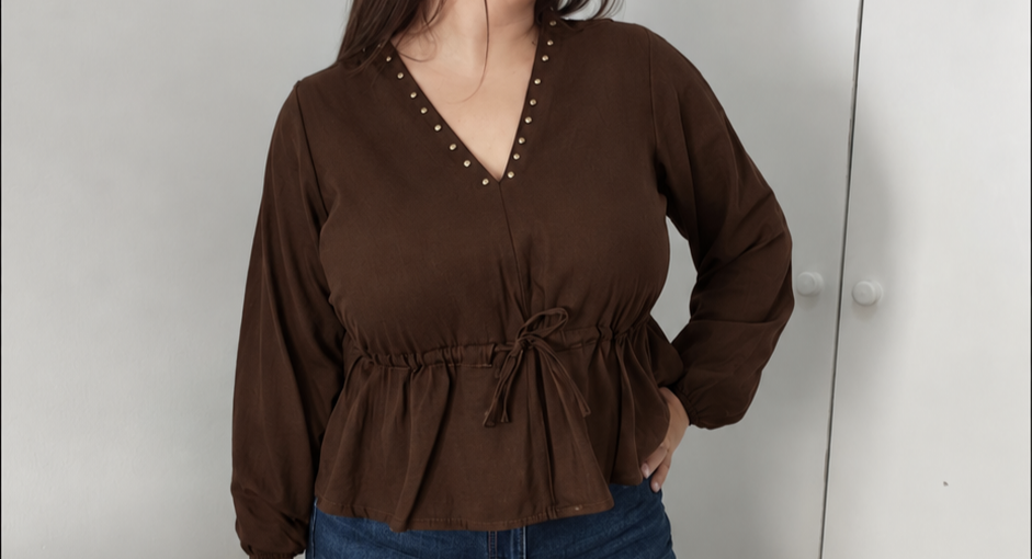 Blusa con cintura ajustable y cuello escote con tachuelas