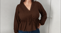 Blusa con cintura ajustable y cuello escote con tachuelas
