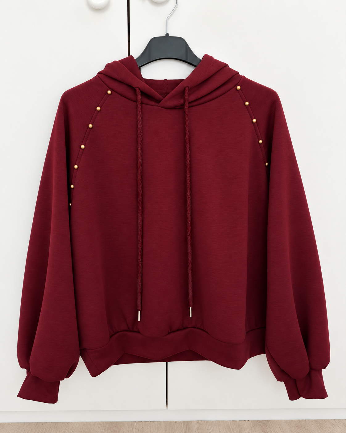 Sudadera con capucha y tachuelas doradas