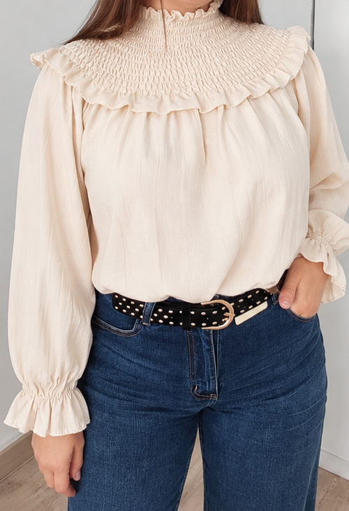 Blusa fluida con cuello fruncido y volantes