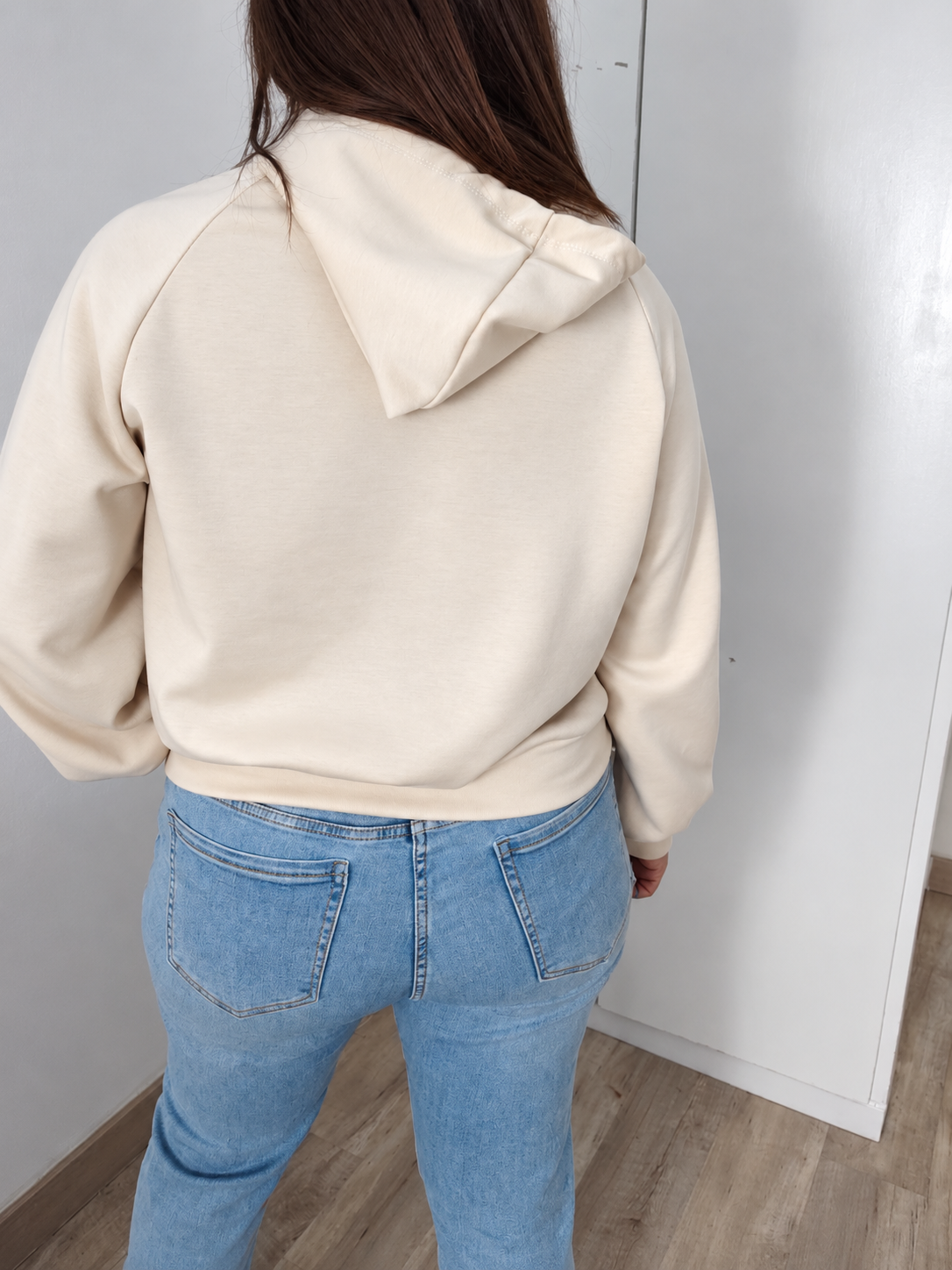 Sudadera con capucha y tachuelas doradas